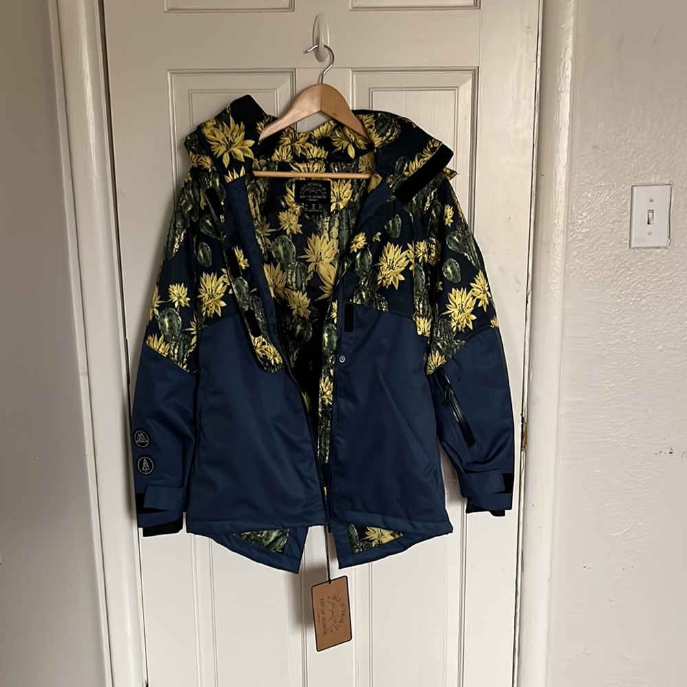SAGA Outerwear Co. Rouge Jacket - Picture 3 of 7